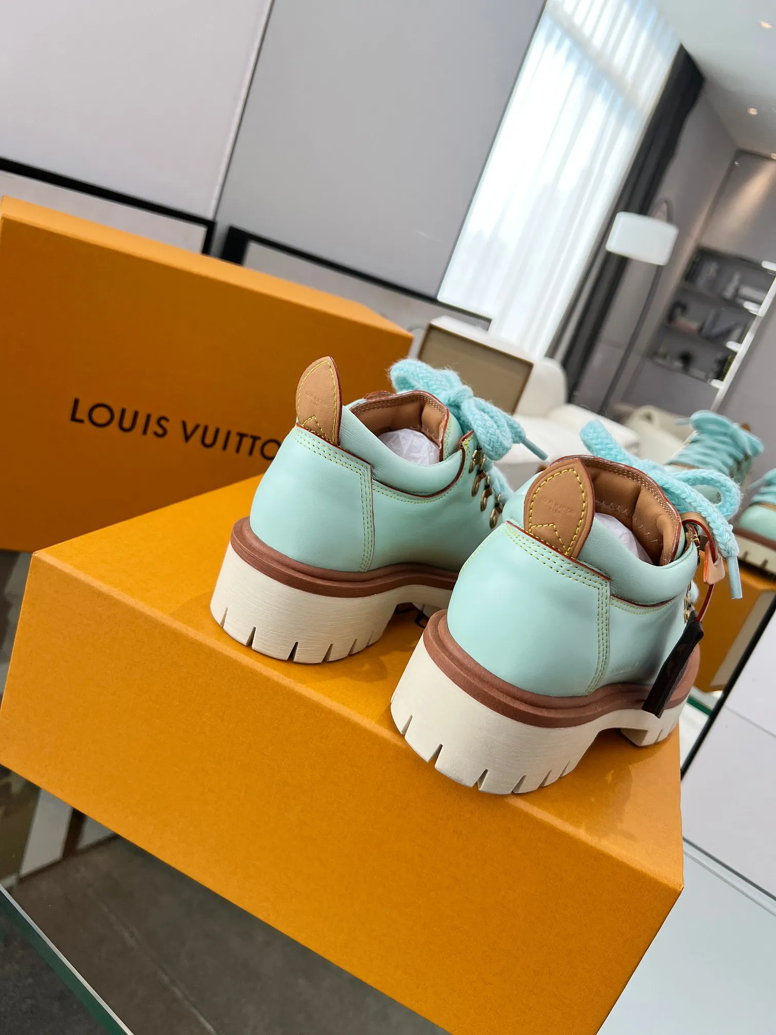 Factory direct sales p640🐘🐘Women's shoes Women's LV new couple's thick-soled hiking shoes, your original custom-made large-soled shoe brand, giving your feet flexibility and freedom, a good pair of shoes to wear all summer. Fabric: top-layer imported calfskin cowhide lining Size: 35-46 Welcome to send pictures to place orders